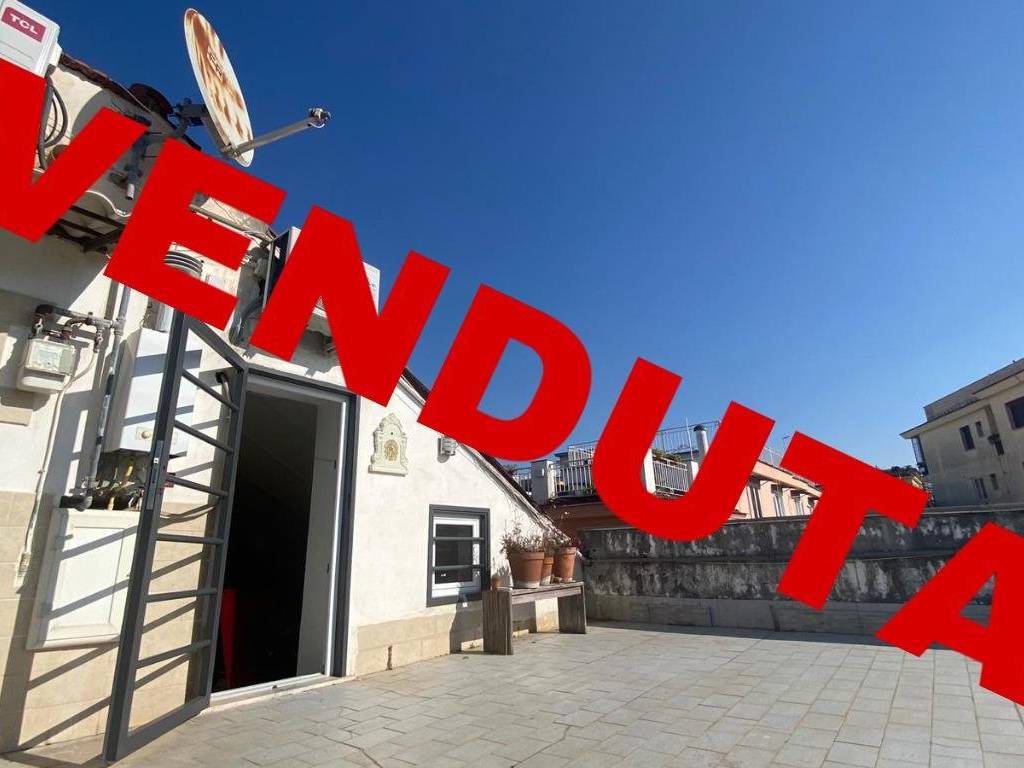 appartamento in vendita a Napoli in zona Chiaia