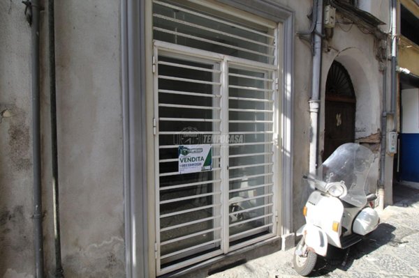 locale commerciale in vendita a Napoli in zona Porto
