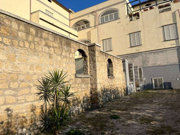 casa indipendente in vendita a Napoli in zona Capodimonte / Colli Aminei