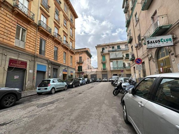 negozio in vendita a Napoli in zona San Carlo all'Arena