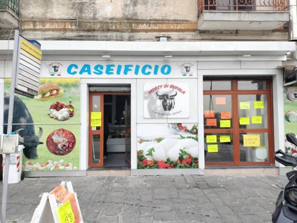 locale commerciale in vendita a Napoli in zona San Giovanni a Teduccio