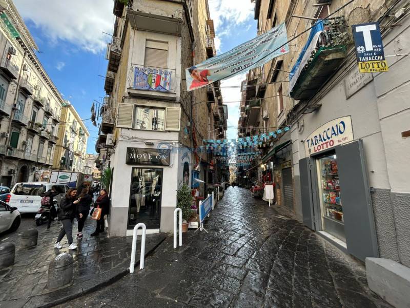 negozio in vendita a Napoli in zona Pendino / San Giuseppe