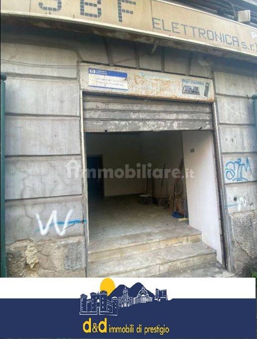 negozio in vendita a Napoli in zona Fuorigrotta