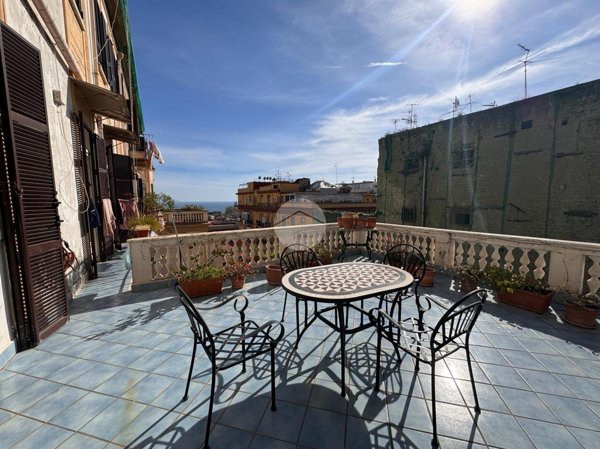 appartamento in vendita a Napoli in zona Chiaia