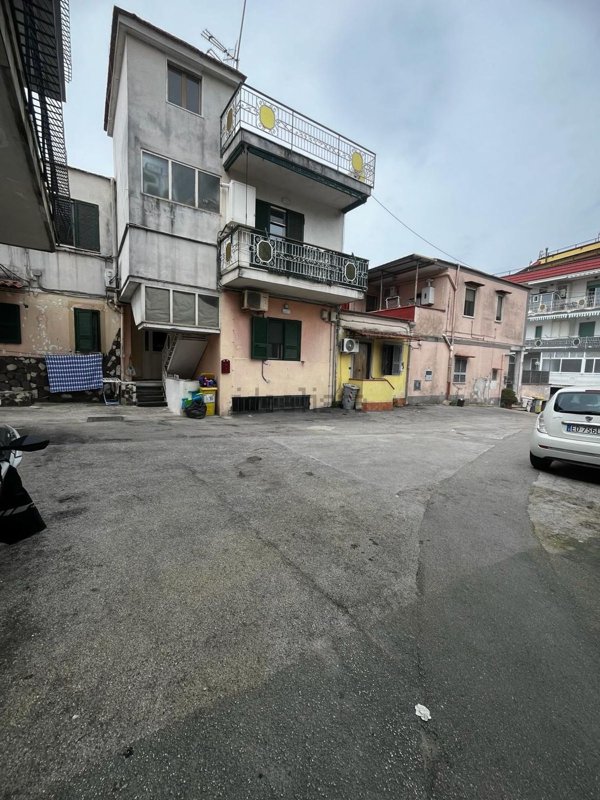 locale commerciale in vendita a Napoli in zona Pianura