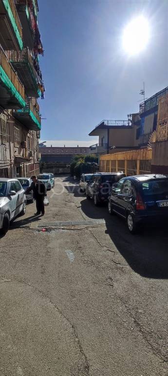 locale commerciale in vendita a Napoli in zona Secondigliano