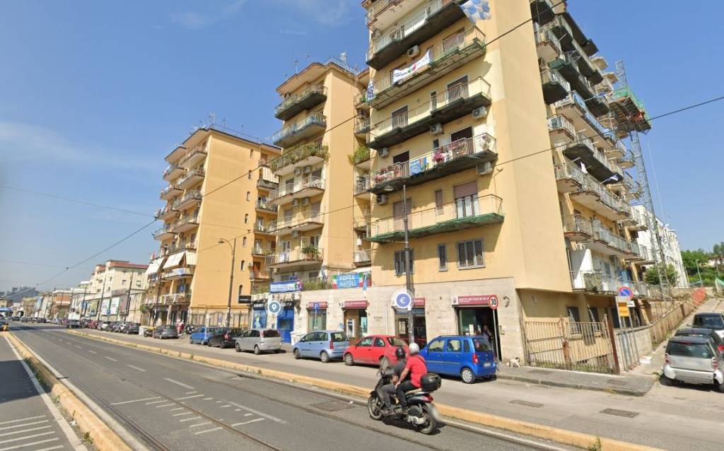 negozio in vendita a Napoli in zona Zona Industriale-Ferrovia