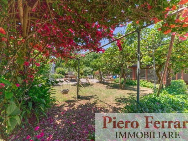 casa indipendente in vendita a Napoli in zona Posillipo
