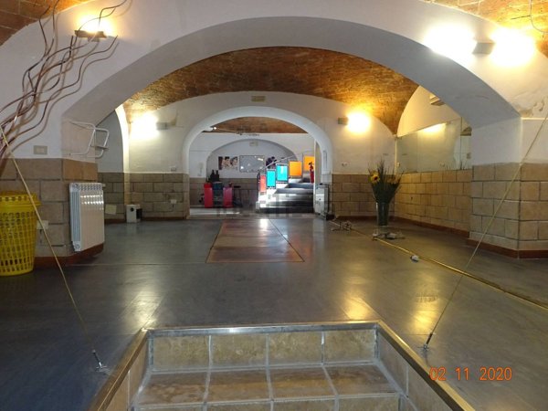 locale commerciale in vendita a Napoli in zona Chiaia