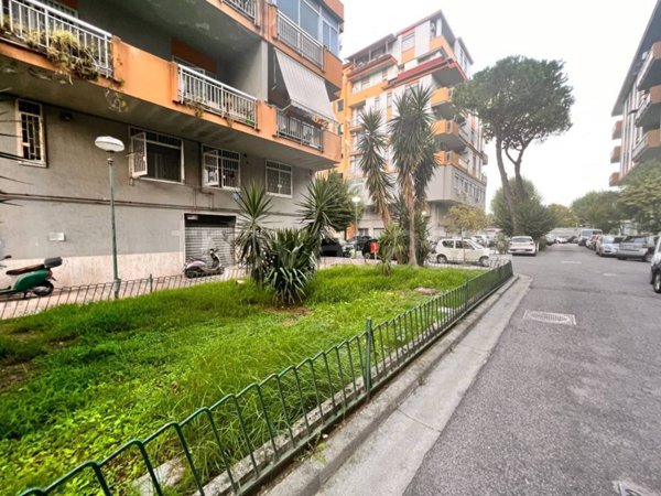 negozio in vendita a Napoli in zona Piscinola