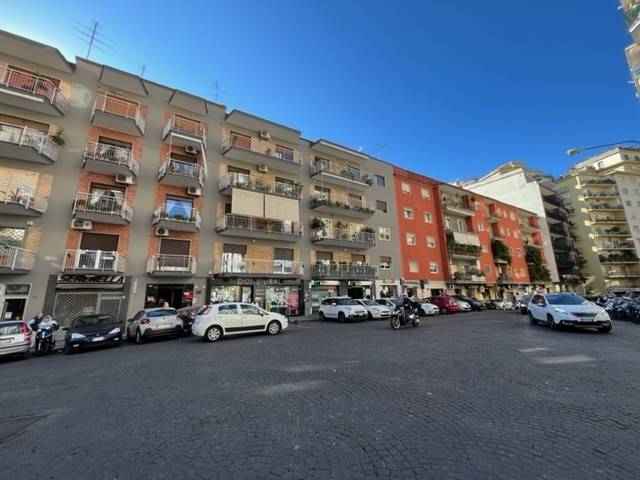 negozio in vendita a Napoli in zona Chiaia