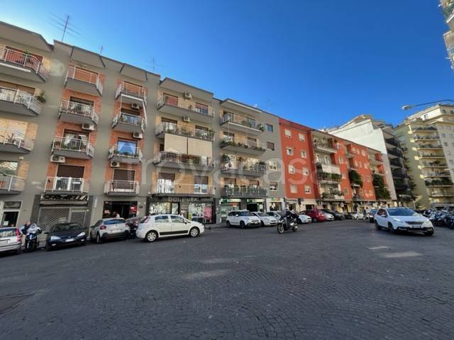 negozio in vendita a Napoli in zona Chiaia