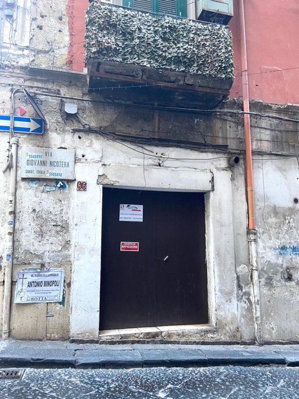 locale commerciale in vendita a Napoli in zona San Ferdinando