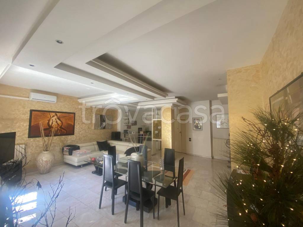appartamento in vendita a Napoli in zona San Carlo all'Arena