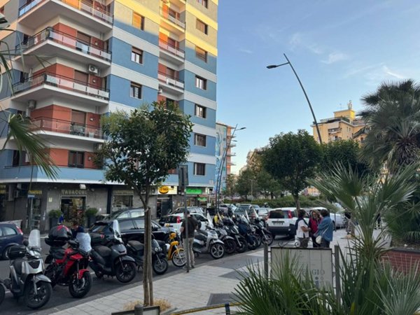 locale commerciale in vendita a Napoli in zona Arenella