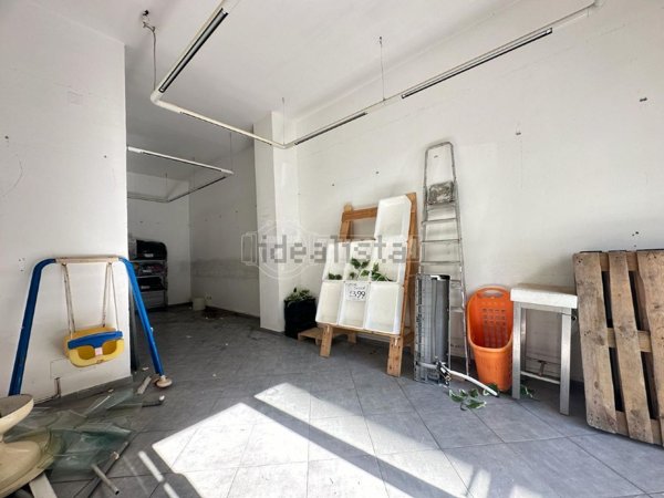 locale commerciale in vendita a Napoli in zona Fuorigrotta
