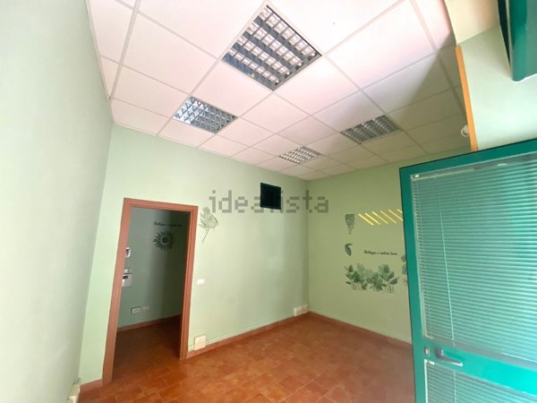 locale commerciale in vendita a Napoli in zona San Lorenzo