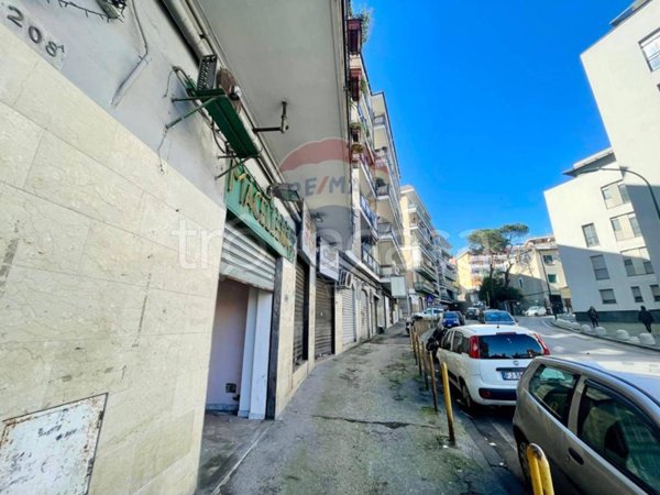 locale commerciale in vendita a Napoli in zona San Carlo all'Arena