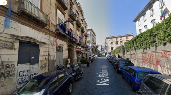 locale commerciale in vendita a Napoli in zona San Carlo all'Arena