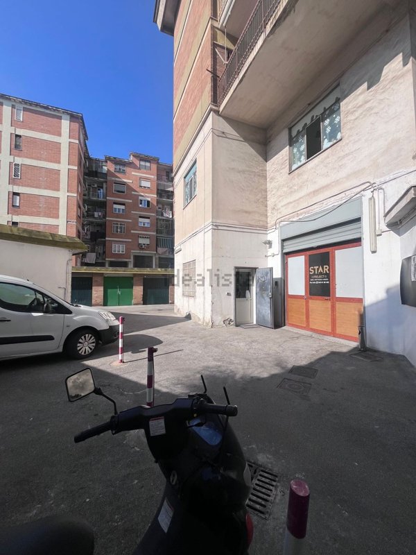 locale commerciale in vendita a Napoli in zona Soccavo