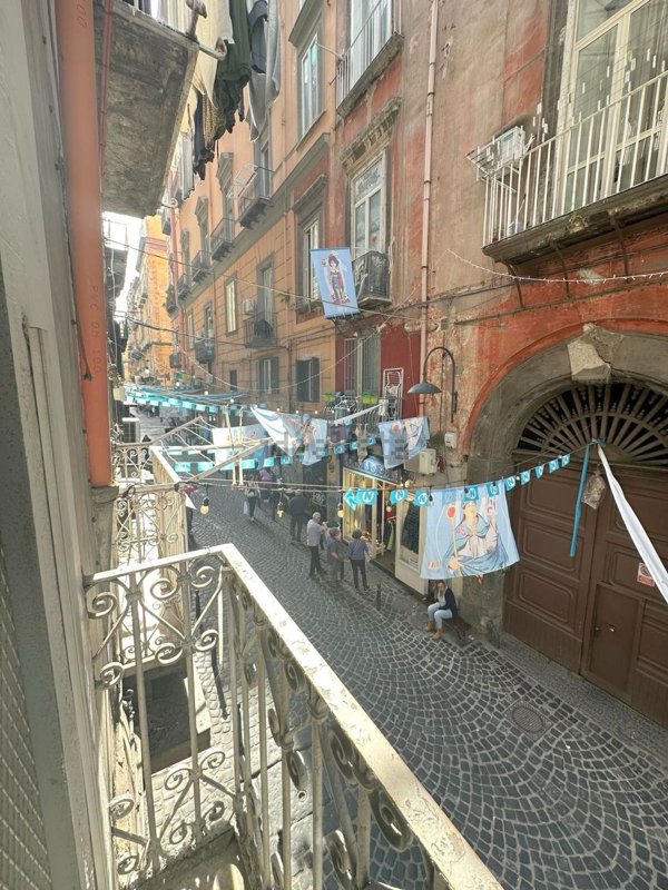 locale commerciale in vendita a Napoli in zona San Lorenzo
