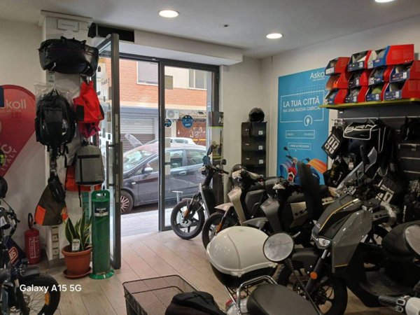 negozio in vendita a Napoli in zona Fuorigrotta