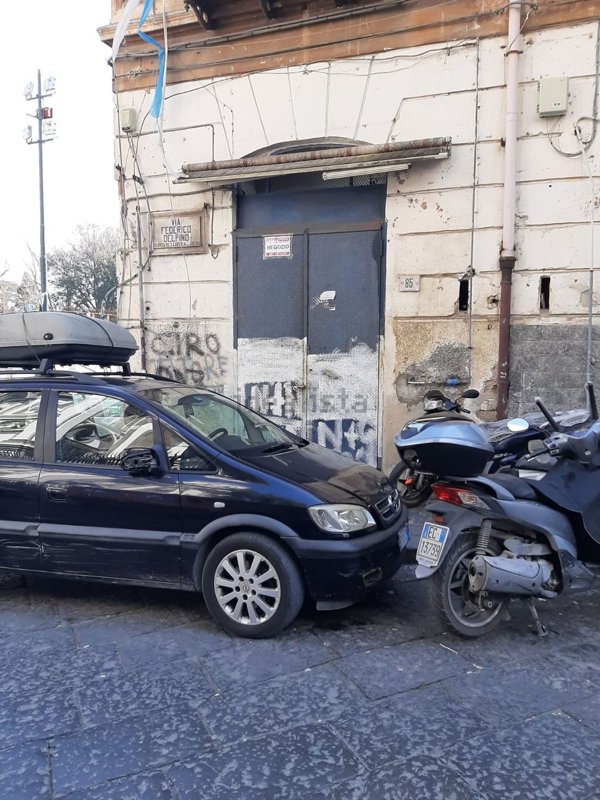 locale commerciale in vendita a Napoli in zona San Carlo all'Arena