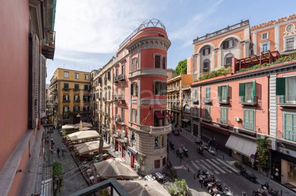 appartamento in vendita a Napoli in zona Chiaia