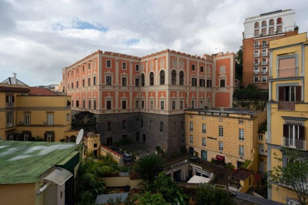 appartamento in vendita a Napoli in zona Chiaia