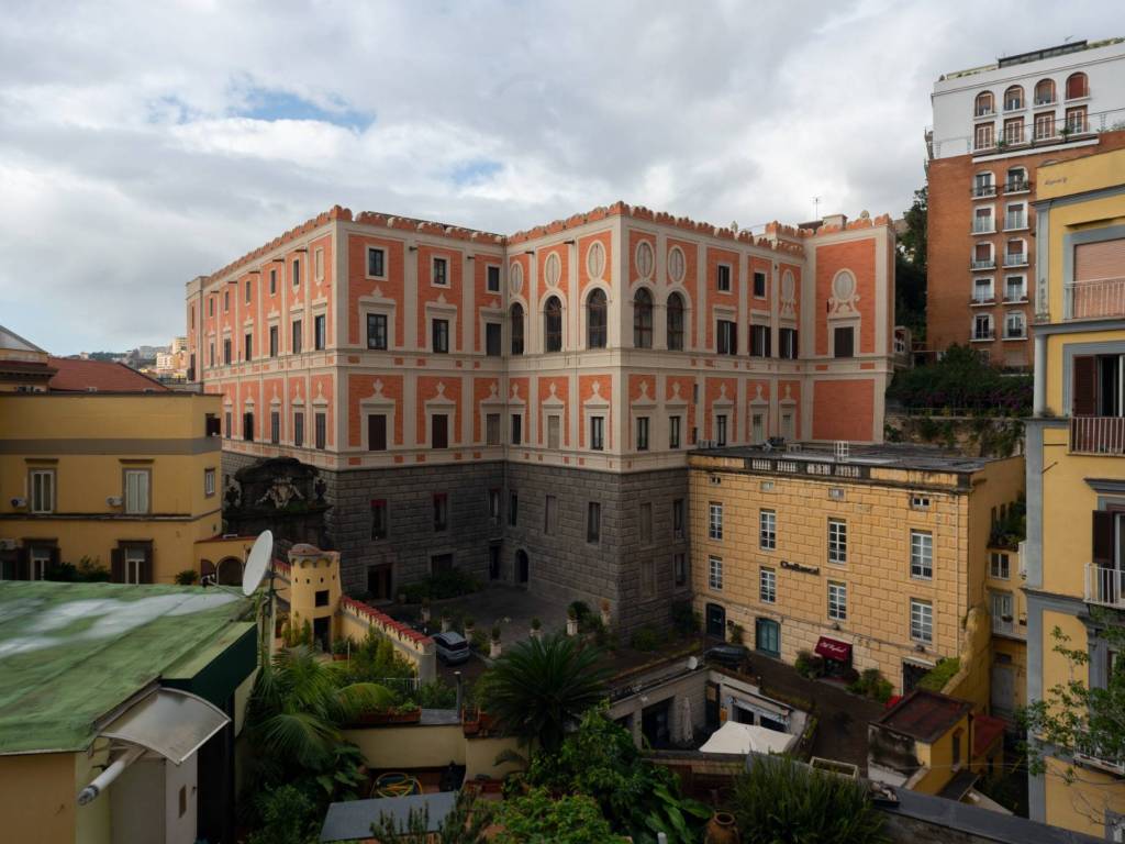 appartamento in vendita a Napoli in zona Chiaia