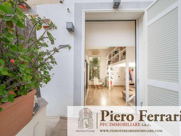appartamento in vendita a Napoli in zona Chiaia