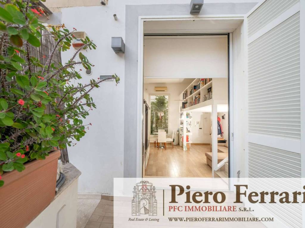 appartamento in vendita a Napoli in zona Chiaia