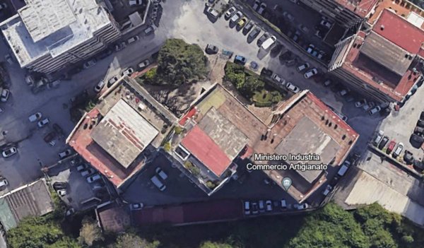 negozio in vendita a Napoli in zona Fuorigrotta