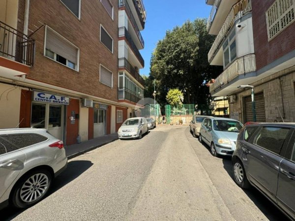 negozio in vendita a Napoli in zona Secondigliano