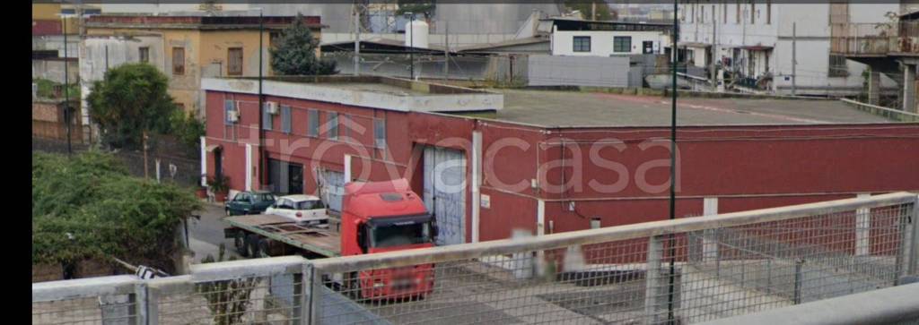 locale commerciale in vendita a Napoli in zona Zona Industriale-Ferrovia