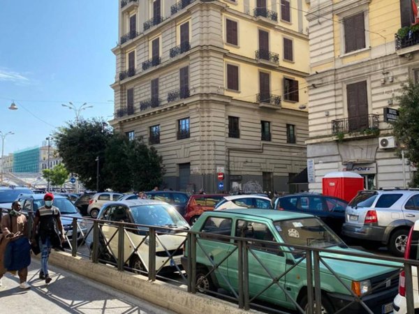 negozio in vendita a Napoli in zona Pendino / San Giuseppe