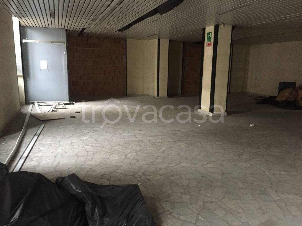 negozio in vendita a Napoli in zona San Carlo all'Arena
