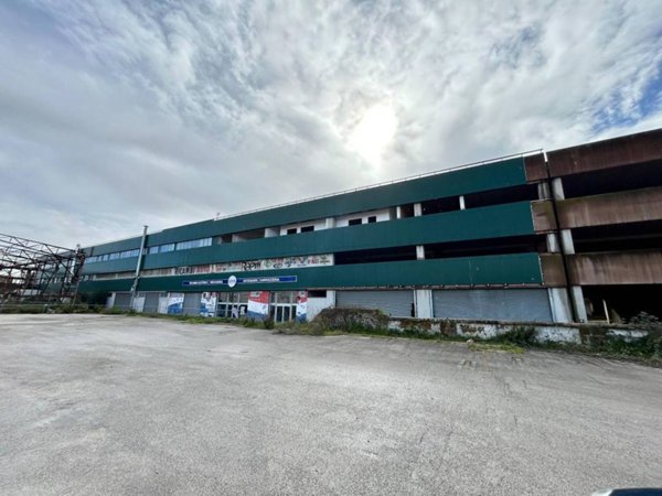 ufficio in vendita a Napoli in zona Barra