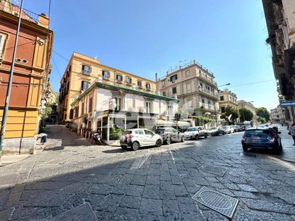 appartamento in vendita a Napoli in zona Chiaia