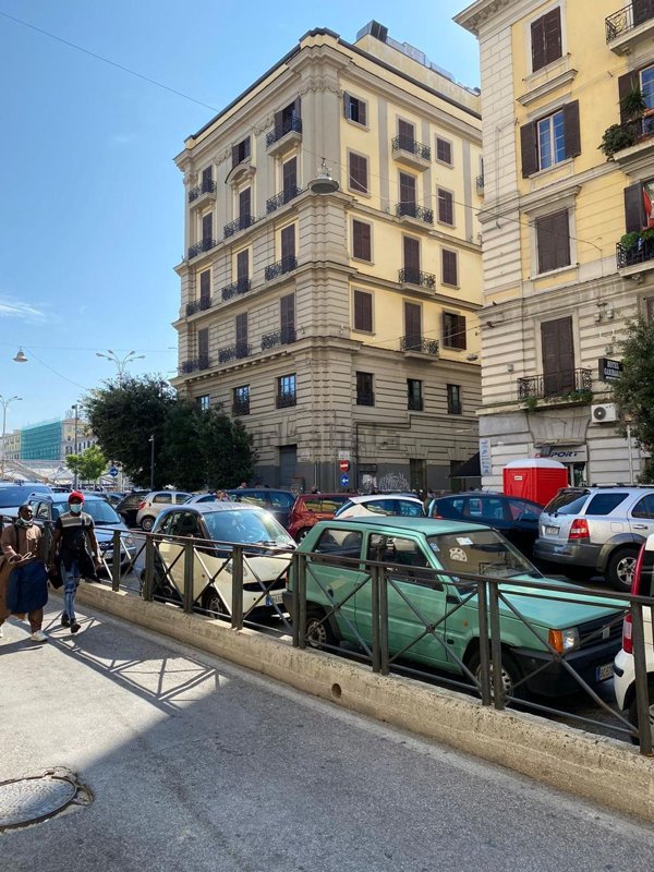 locale commerciale in vendita a Napoli in zona Pendino / San Giuseppe