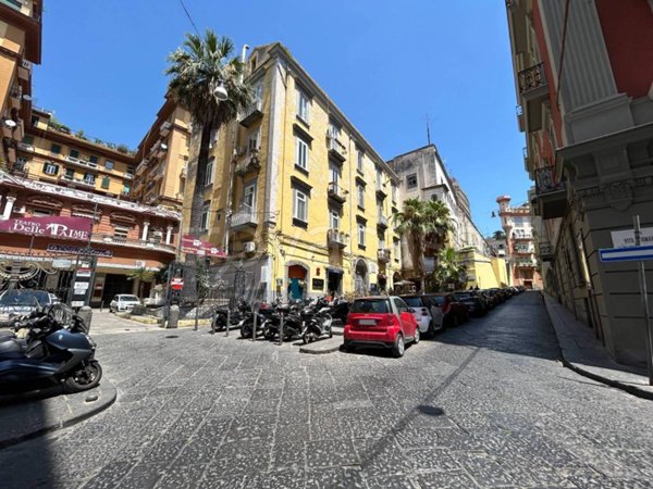 quadrivano in vendita a Napoli in zona Chiaia