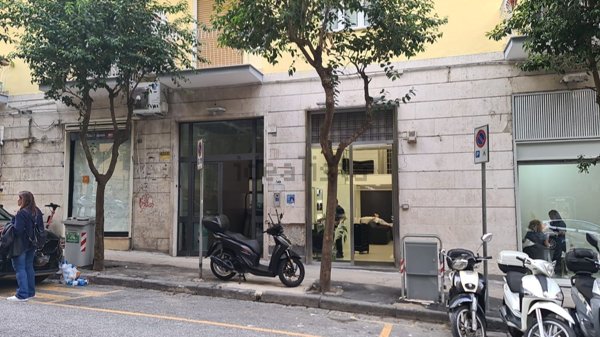 negozio in vendita a Napoli in zona Arenella