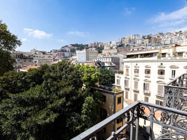 appartamento in vendita a Napoli in zona Chiaia