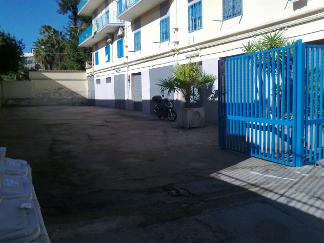 locale commerciale in vendita a Napoli in zona Vicaria