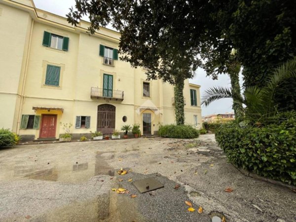 appartamento in vendita a Napoli in zona Chiaia