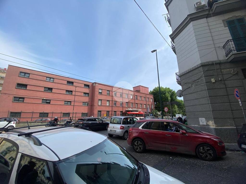 negozio in vendita a Napoli in zona San Carlo all'Arena