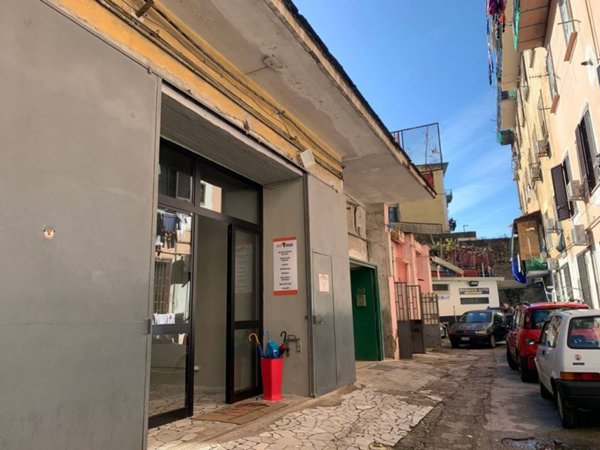 negozio in vendita a Napoli in zona Capodichino
