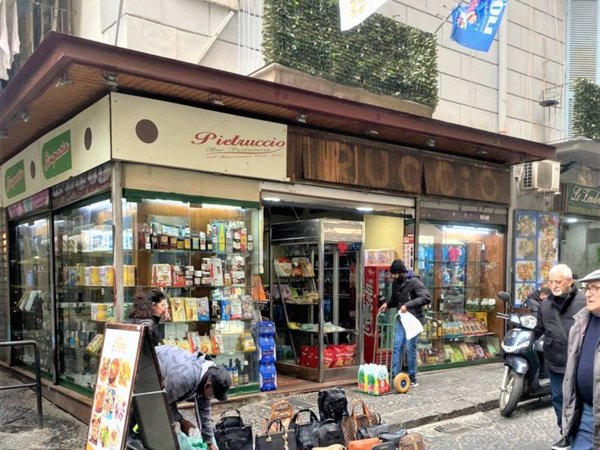 negozio in vendita a Napoli in zona Mercato