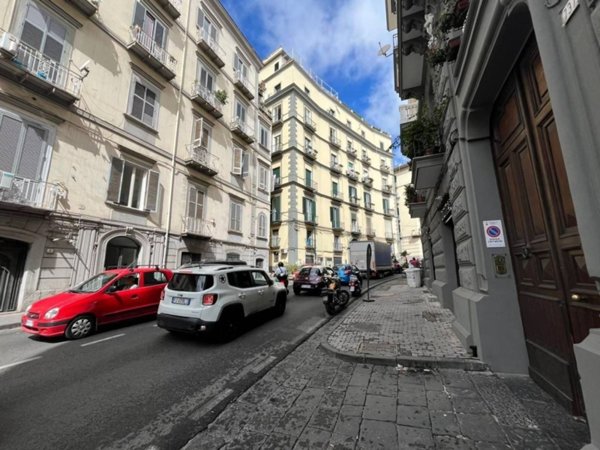 appartamento in vendita a Napoli in zona Chiaia