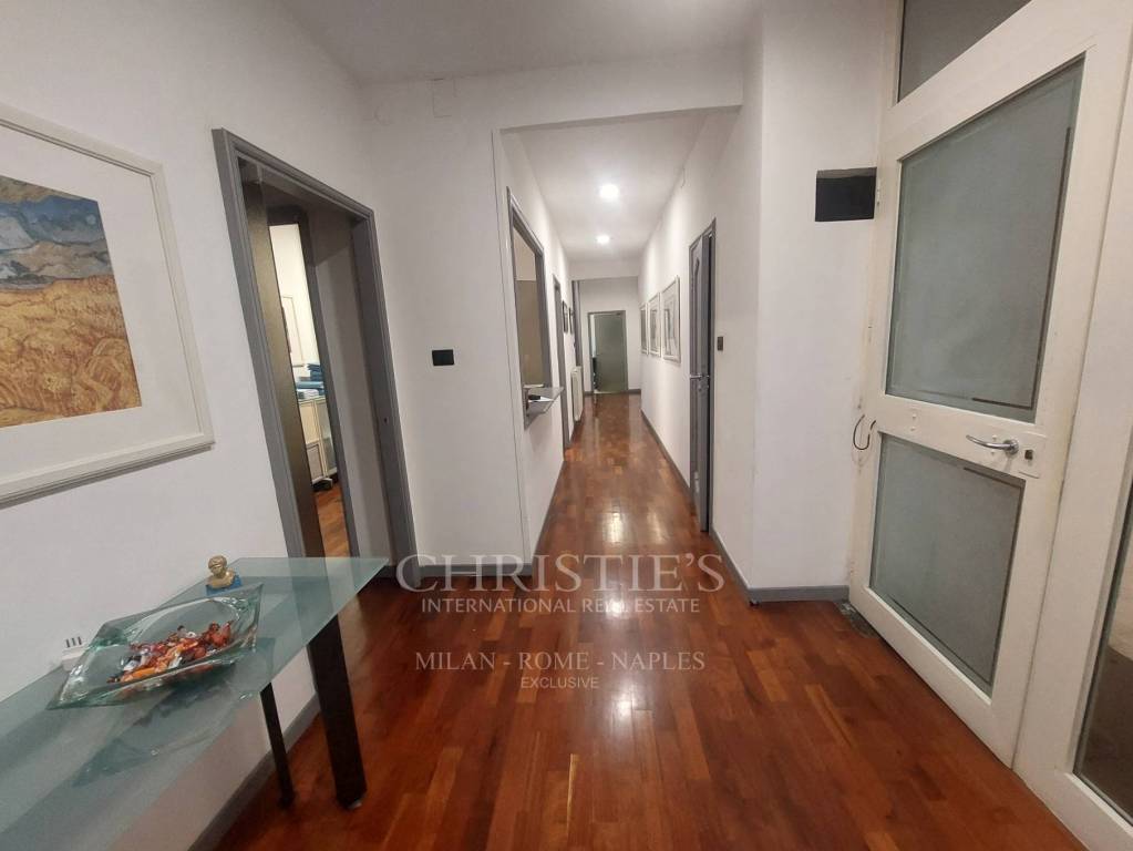 appartamento in vendita a Napoli in zona Chiaia